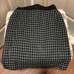 Houndstooth black and gray skirt